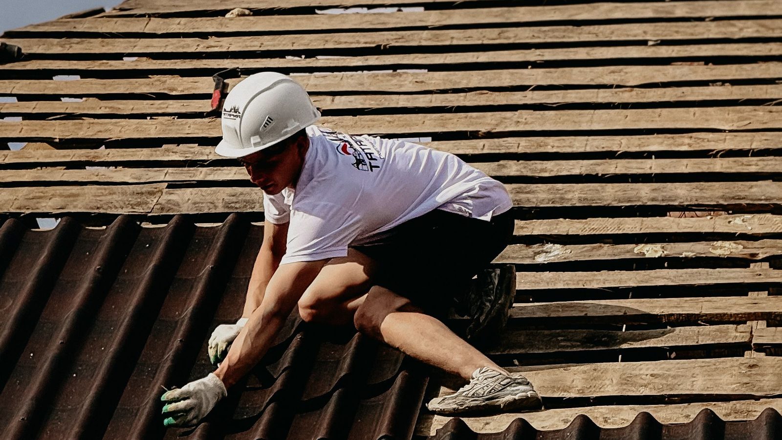 Artisan couvreur au travail sur une toiture en rénovation