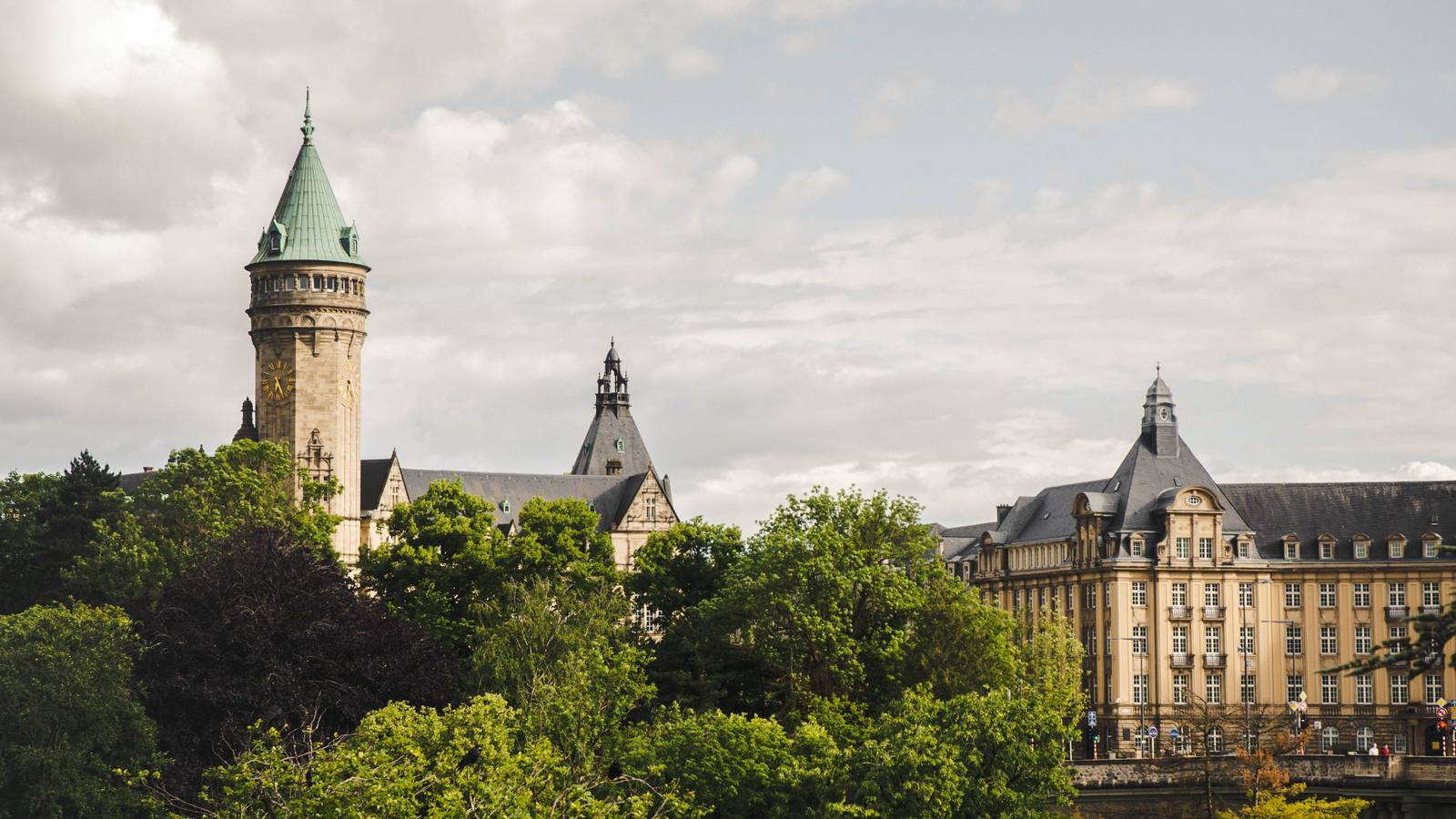 La tour de la Banque et Caisse d'Épargne de l'État et le plateau Bourbon, à Luxembourg