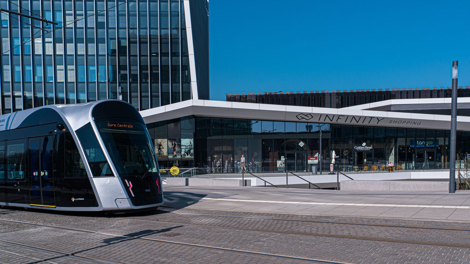 Le tram de Luxembourg devant les tours du Kirchberg