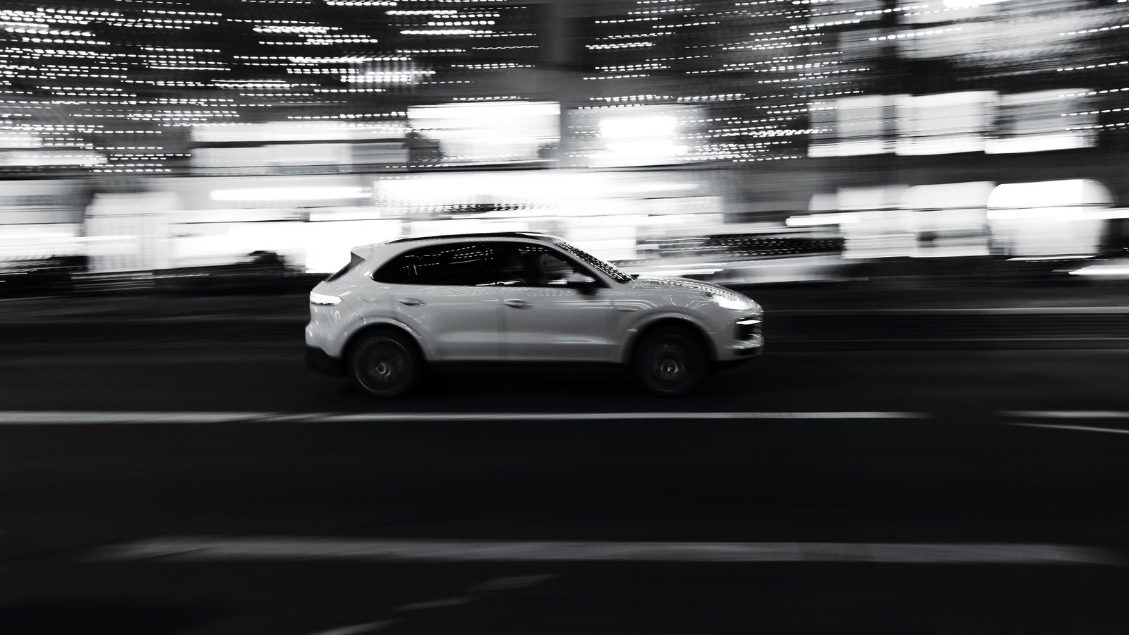 Voiture de société en mouvement dans la ville